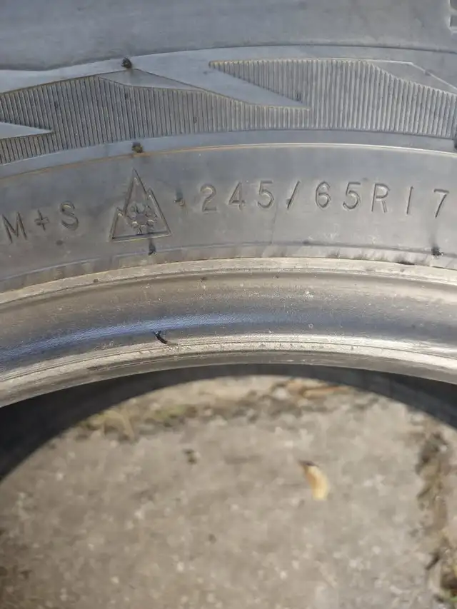 4 pneus hiver Nokian Hakkapeliitta 245-65R17 excellent état. in Other in Laval / North Shore - Image 6