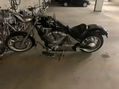 Français : Chopper classique: tout le look et les sensations d'un chopper, sans les tracas. Honda Fu...