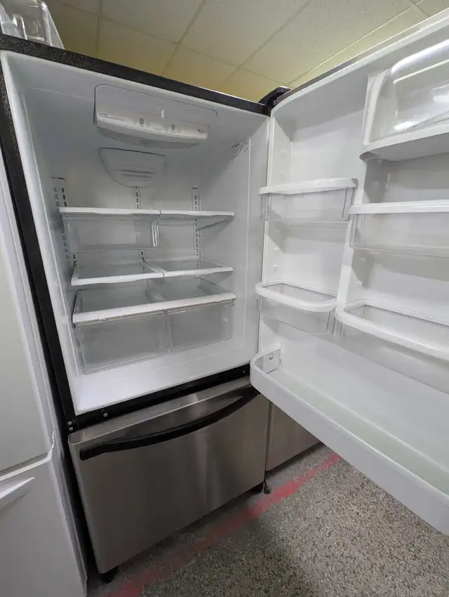 frigo Whirlpool stanless  in Refrigerators in City of Montréal - Image 3