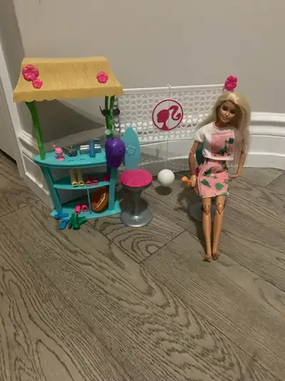 Bring the beach vibes home with this Barbie tiki hut and beach volleyball set! This set includes a t...