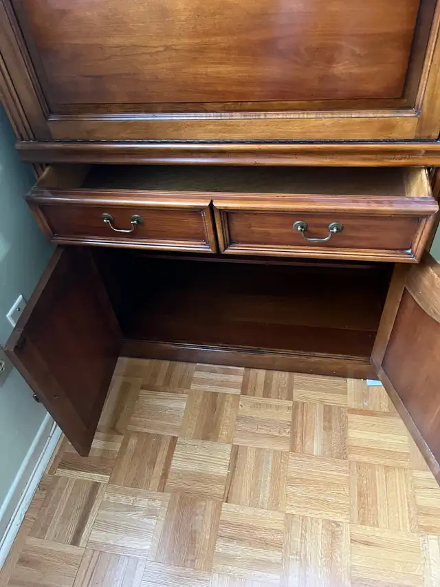 wood cabinet in Bookcases & Shelving Units in Mississauga / Peel Region - Image 3