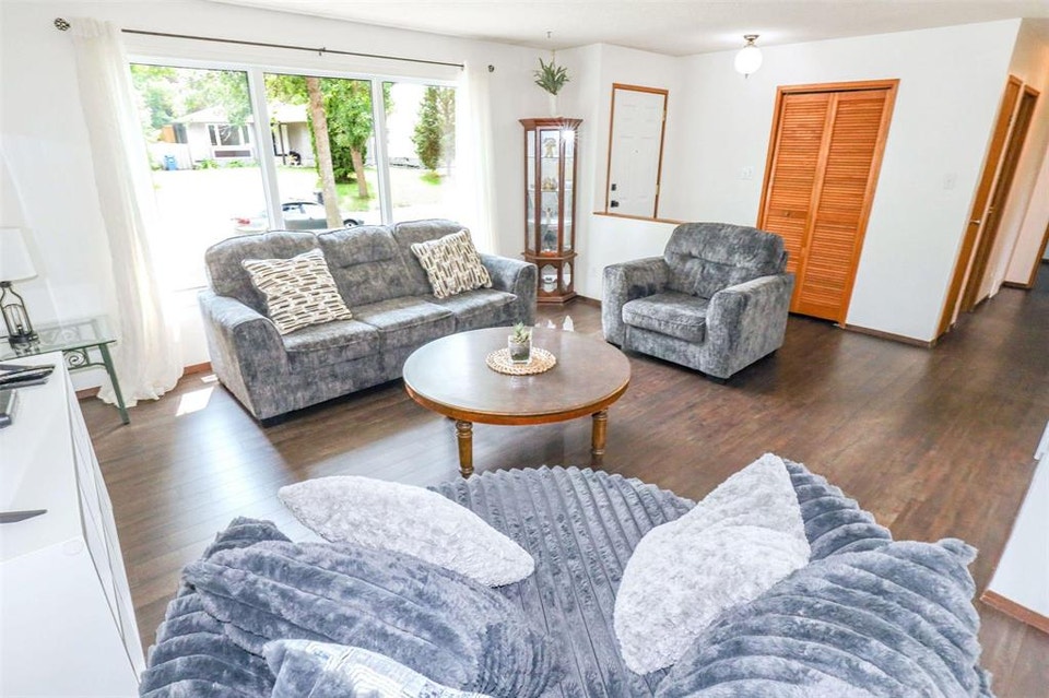 **3.5 Beds 2 Baths Plus Den House For Rent In Waverley Heights** 5