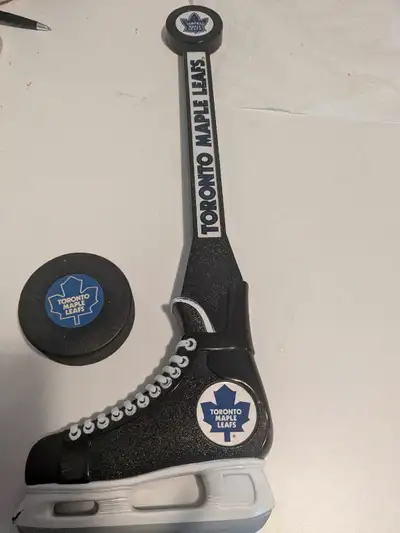 Show off your team pride with this Toronto Maple Leafs hockey skate and stick-shaped collectible. Th...