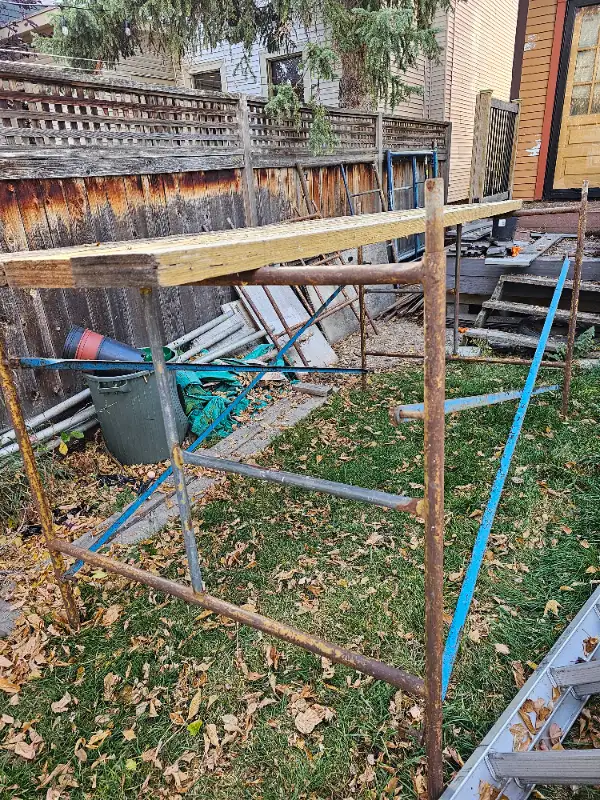 Scaffolding Set - 4ft wide by 45" tall, by 8ft long, one section in Ladders & Scaffolding in Calgary - Image 3