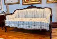 Sofa- canapé victorien impeccable, beige clair, 59" de longueur