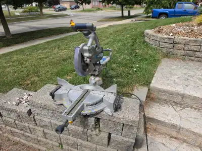 This pre-owned Mastercraft Sliding Dual-Bevel Compound Mitre Saw (Model 055-6852-6) is a powerful to...