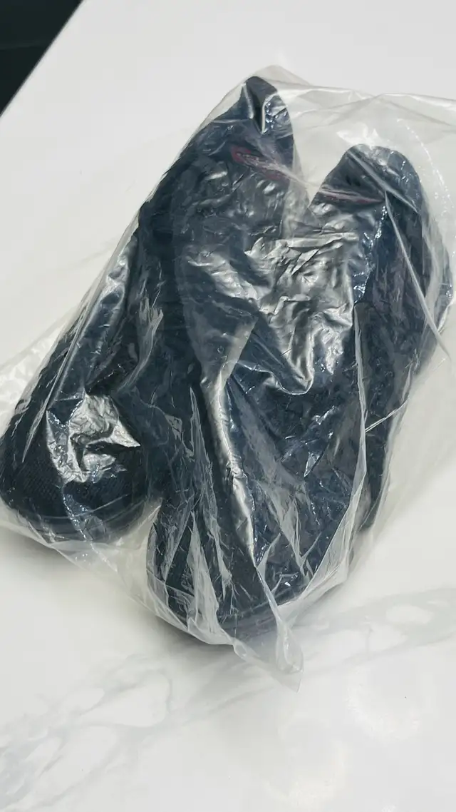 Unisex-Black Shoes-Size 7/8 in Men's Shoes in Mississauga / Peel Region - Image 6