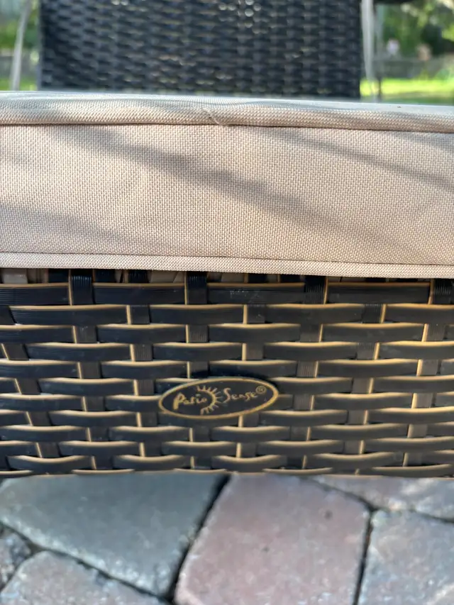 Outdoor furniture & table in Patio & Garden Furniture in Ottawa - Image 4