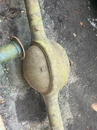 Early Ford 9 inch rear end . Measures aprox 53.25 flange to flange . Excellent for early Mustang Rat...