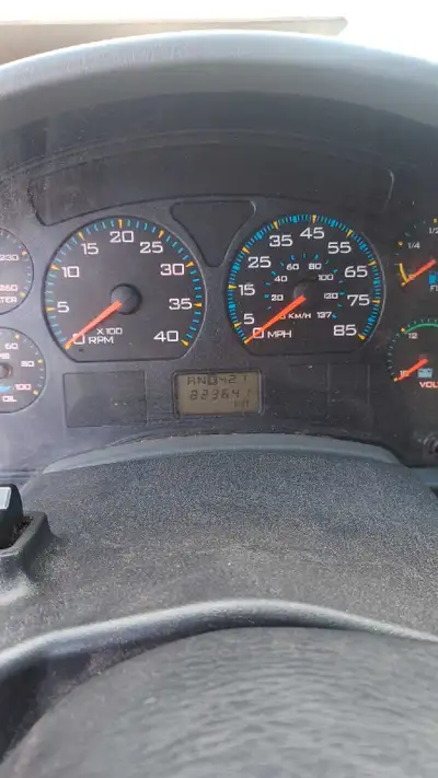 Am selling 2007 International Straight truck 24ftbox with tailgate. Working well has 840,000km. Engi...