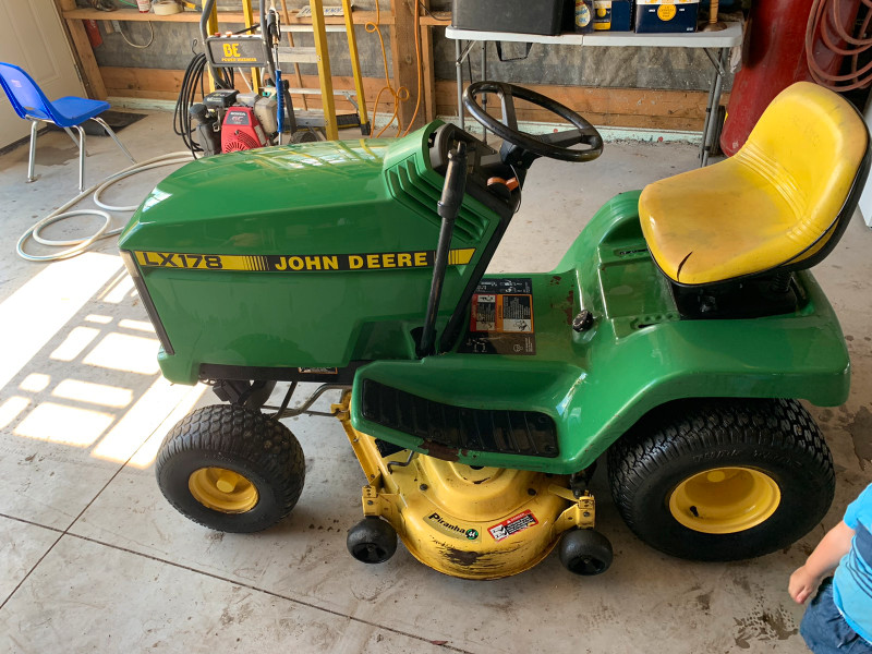 Selling my lx178 John Deere lawn tractor for sale  