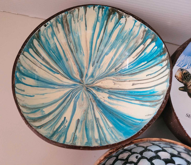 Handcrafted Natural Coconut Shell Bowls, 1 with Mother of Pearl  in Arts & Collectibles in Oshawa / Durham Region - Image 4