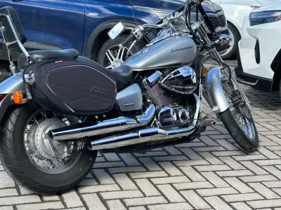 -Honda Shadow VT750 2008 -54 000 km -Pare brise -Driving shaft -Poignées chauffantes -Batterie neuve...