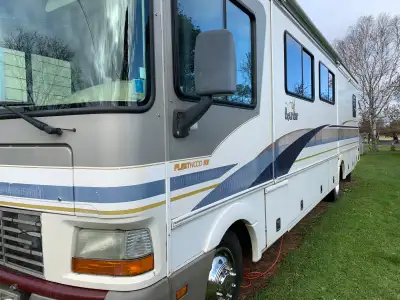 Private sale 2001 class a 34 ft fleetwood bounder motorhome with a v10 tritan gas engine with an aut...