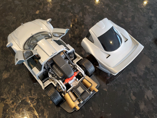 1:18 Diecast Maisto Mercedes-Benz AMG CLK-GTR Street Ver in Arts & Collectibles in Markham / York Region - Image 7