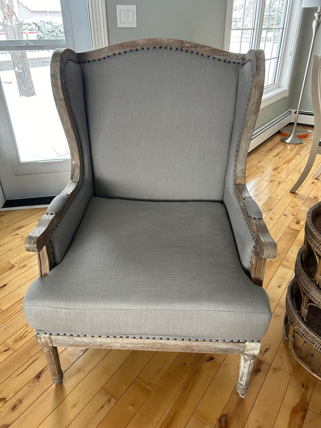 Large accent chair in Chairs & Recliners in Charlottetown - Image 4