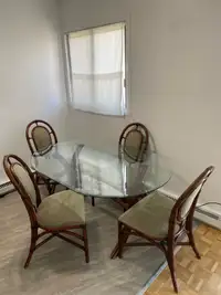 Table et quatre chaises