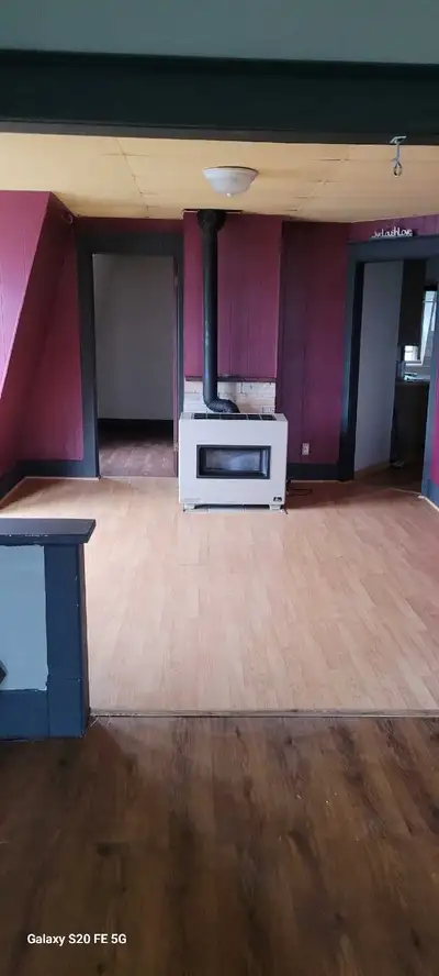 4bedroom apartment for rent 2car parking lot Laundry in the basement Close to the school college.