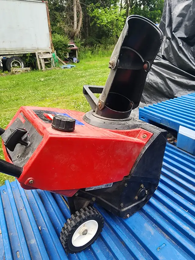 Toro Piwerlite 98cc Engine 16" Width/Cut 2 Stroke Snowblower in Snowblowers in Windsor Region - Image 10