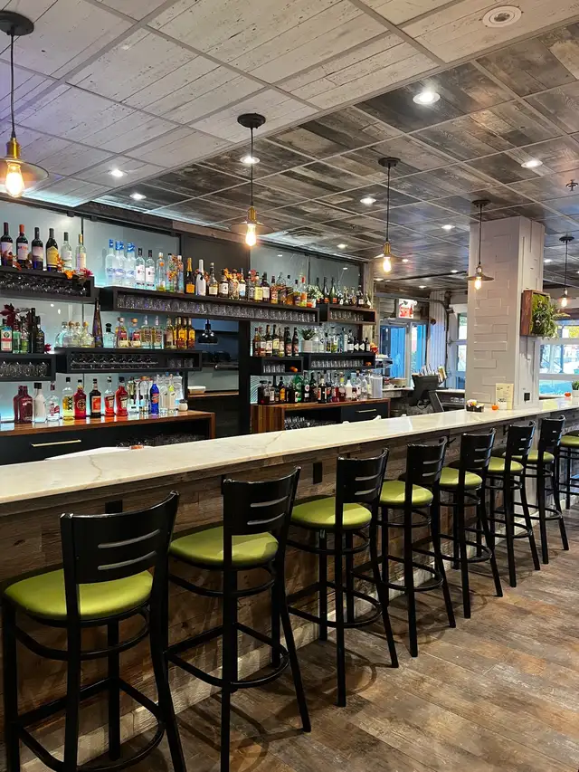 barmaid/waitress/cook in Bar, Food & Hospitality in City of Montréal - Image 4