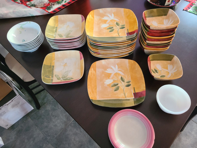 Set de vaisselle varié dans Vaisselle et articles de cuisine  à Laval/Rive Nord - Image 2