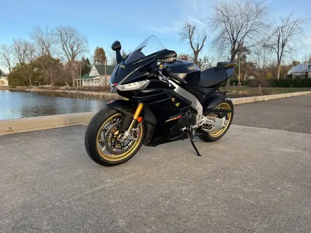 2022 Aprilia RSV4 Factory 1100 in Sport Bikes in West Island - Image 9