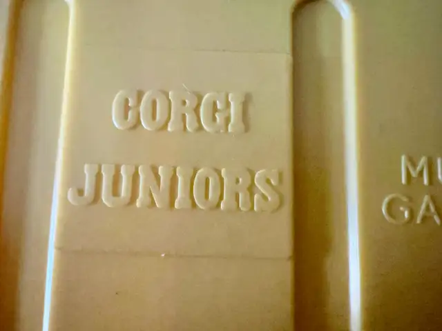 VINTAGE CORGI JUNIORS MULTI GARAGE PLASTIC in Arts & Collectibles in Mississauga / Peel Region - Image 9