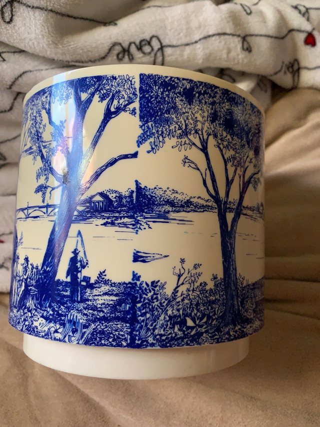 Vintage Delft Blue & White Plastic Plant Pot in Arts & Collectibles in Calgary - Image 4