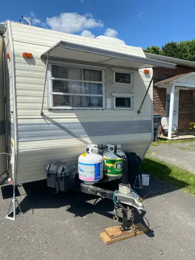 Je vends ma roulotte Lionel 1979, un véritable classique pour les amateurs de camping rétro! Bien qu...