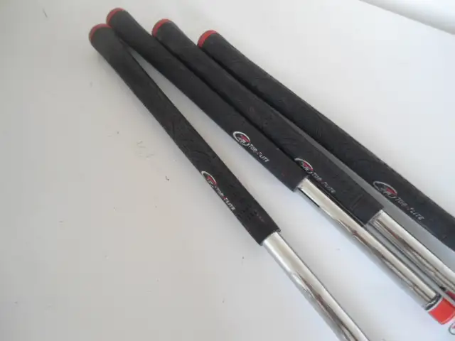 TOP FLITE TOUR EDITION RIGHT HANDED IRONS AND PUTTER in Golf in Sudbury - Image 7