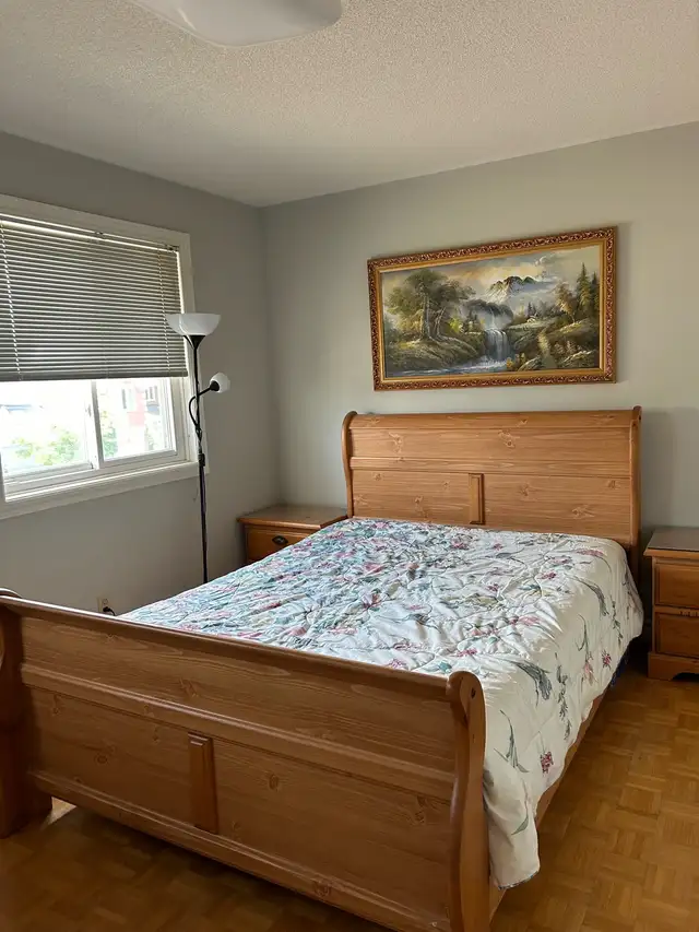 Clean quiet bright upper floor room. Eglinton and Credit Vi in Room Rentals & Roommates in Mississauga / Peel Region - Image 3