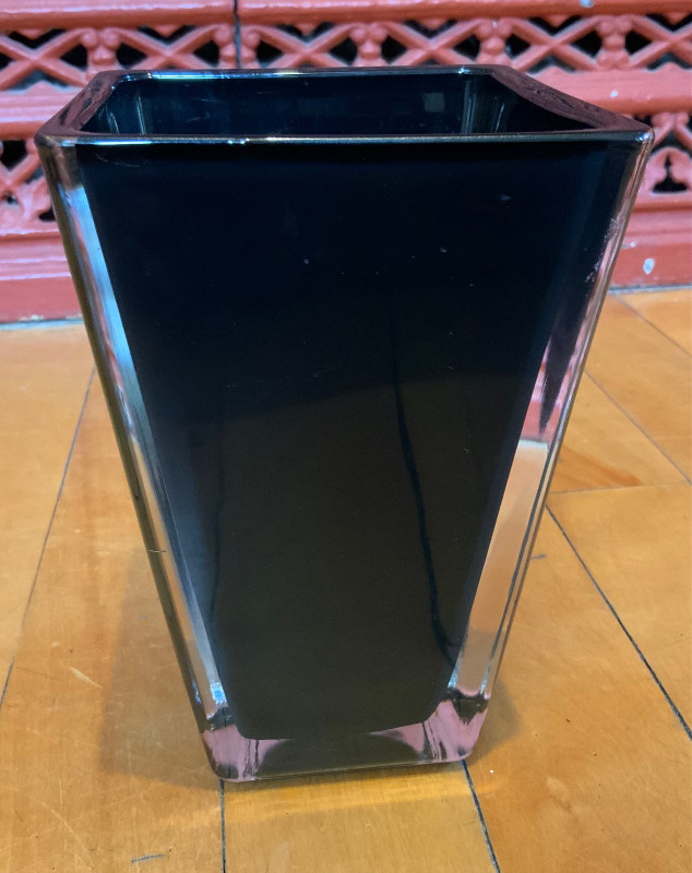Vintage Glass Vase, Black dans Art et objets de collection  à Ville de Montréal - Image 4
