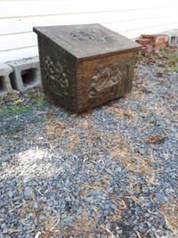 Antique Embossed Brass Log box - coffre à bûches (laiton)