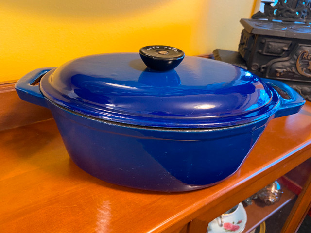 Vintage Two Tone Blue Cast Iron Enameled Oval Dutch Oven in Kitchen & Dining Wares in Oshawa / Durham Region - Image 3