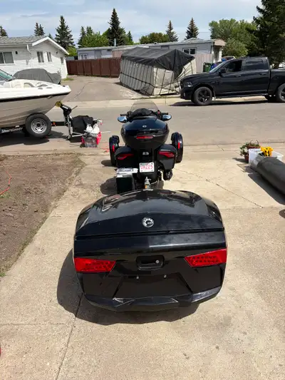 2024 Can Am Spyder F3. Brand new with only 200km. Comes with 2 year extended warranty, cover and mat...