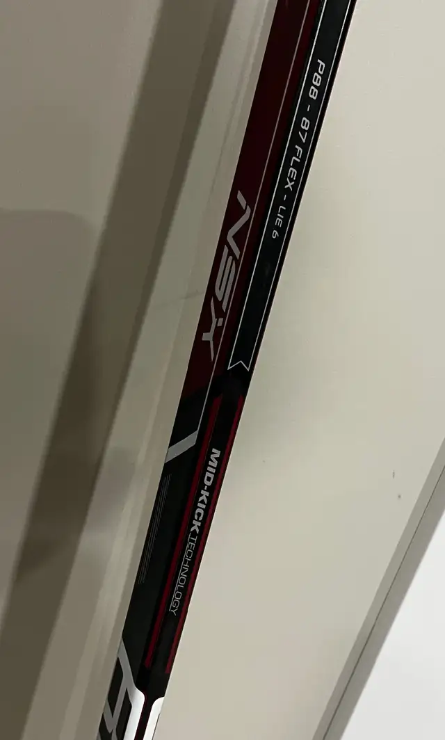 Bauer NSX GRIPTAC Hockey Stick  SR 87 Flex. Exc Condition in Hockey in Winnipeg - Image 4