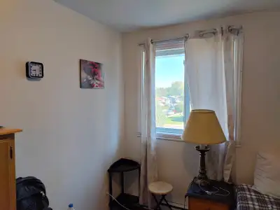 CHAMBRE LIBRE IMMÉDIATEMENT. A louer une chambre meublé dans un 5 1/2. CHAMBRE LIBRE IMMEDIATEMENT:...