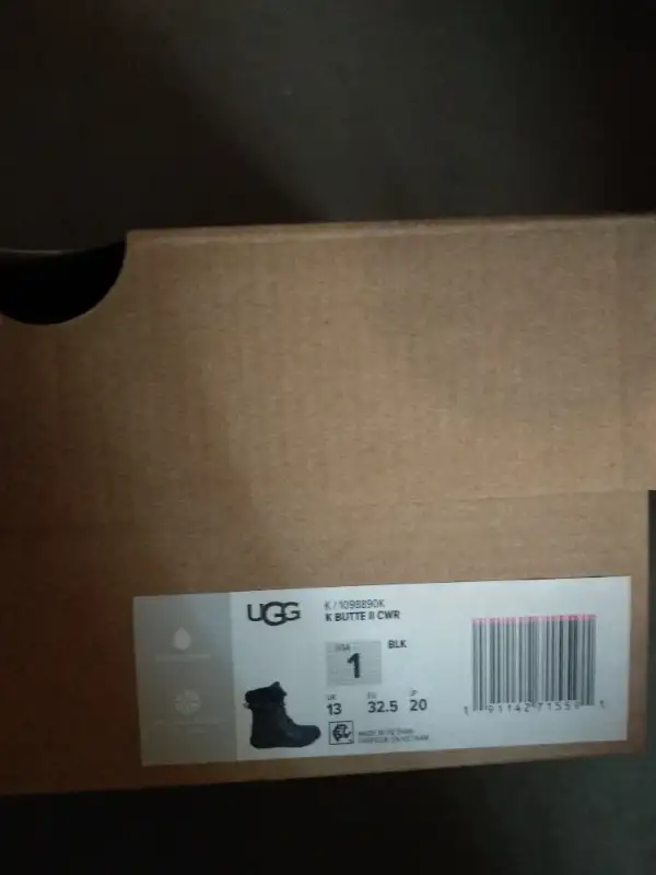 UGG winter boots size 1 US in Kids & Youth in Markham / York Region - Image 3