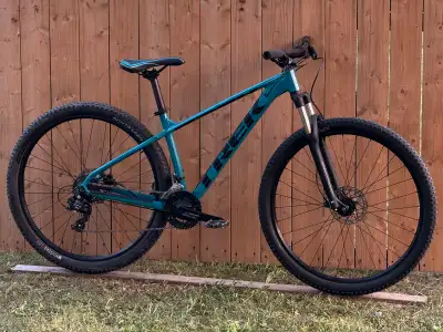 frame size Medium -Lightweight aluminum frame, -Shimano Shifters -29 wheels -21 speed Brand new inne...