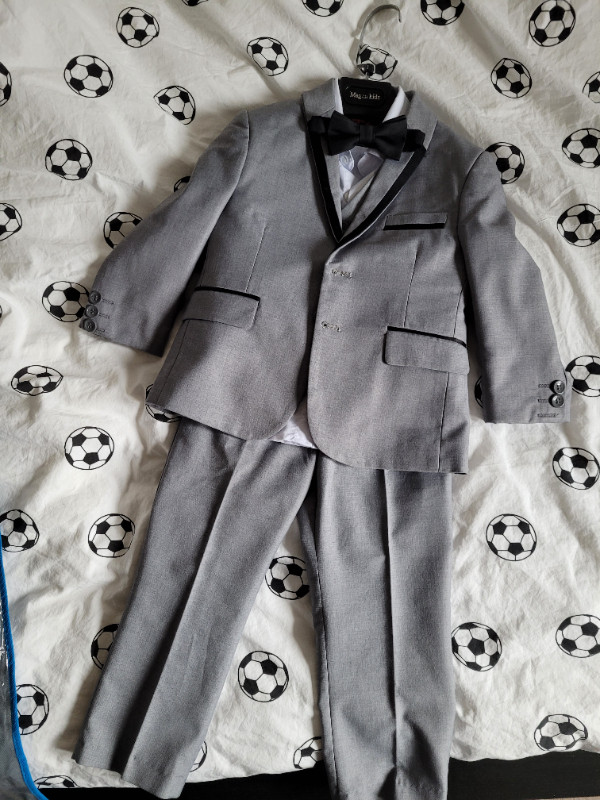 Boy suit size 3 in Clothing - 3T in Mississauga / Peel Region