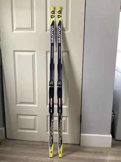 146 cm youth skate ski. Salomon Equipe Jr, in excellent condition. Includes Prolink Access Jr bindin...