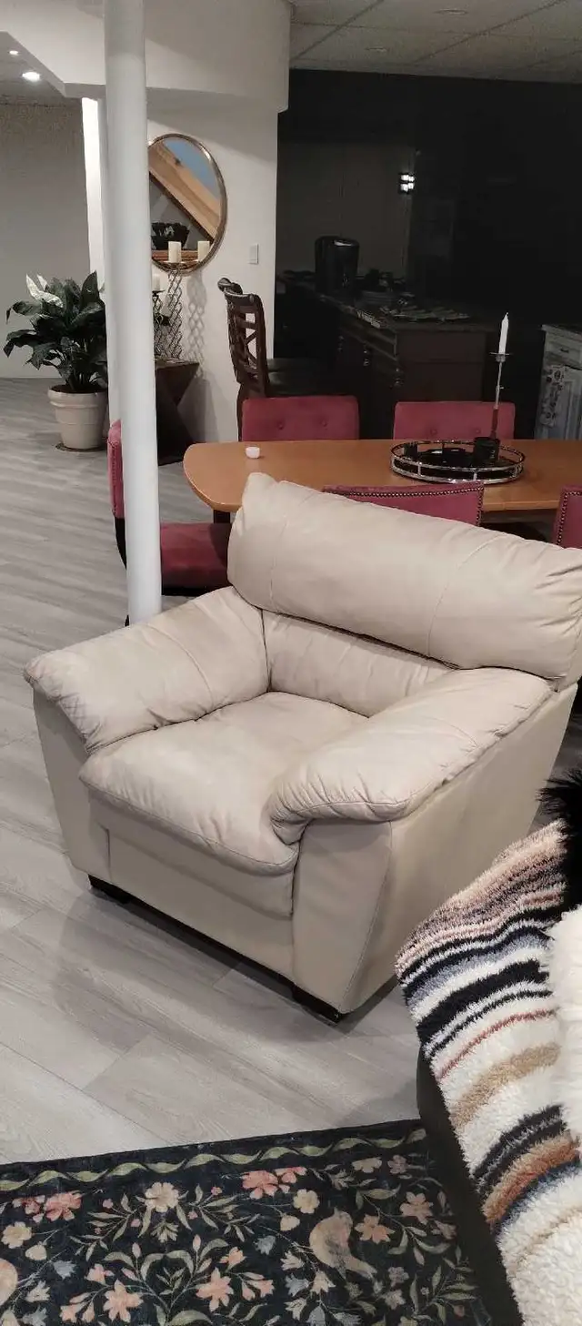 real leather beige big armchair in Chairs & Recliners in Markham / York Region - Image 3