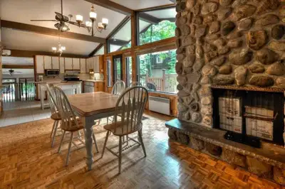 Table en bois massif 43"X 71" y compris la rallonge de 18" avec dessin tête d'orignal sur le dessus...