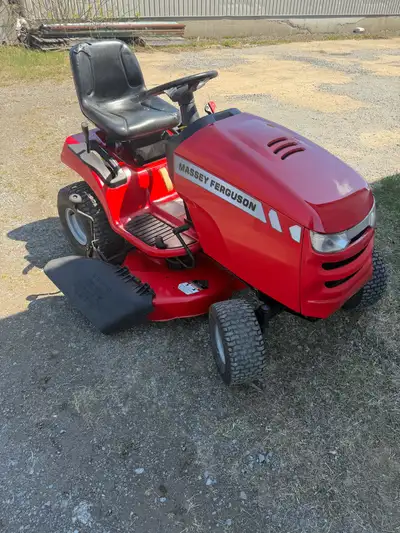 Fonctionne tres bien C’est un bon massey ferguson qui vien du concessionnaire quipement les chutes M...