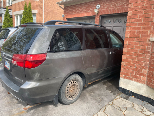 2004 toyota sienna le in Cars & Trucks in Oshawa / Durham Region - Image 3