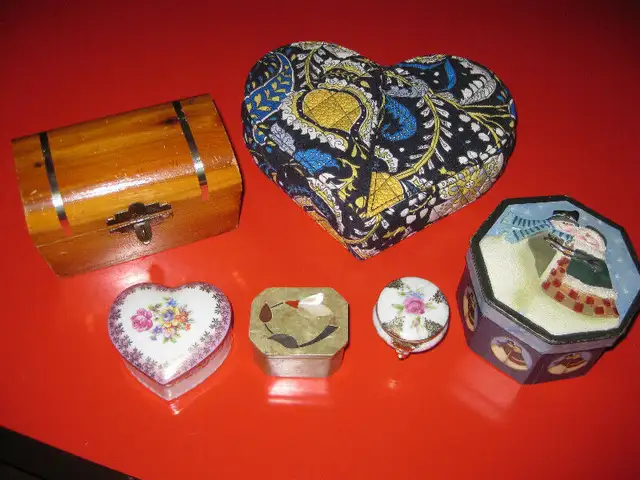 ÉPINGLETTE - BIJOUX - BRACELETS  FITBIT - COFFRES BIJOUX in Arts & Collectibles in Laval / North Shore - Image 9