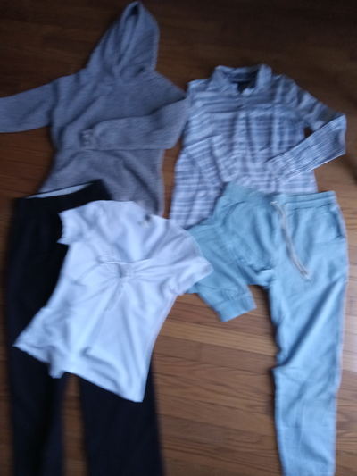 NOUVEAU PRIX: Lot de vêtements small pour femme, View more