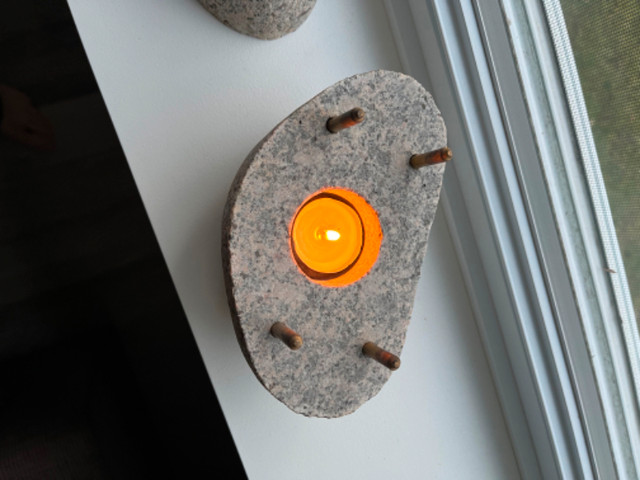 Split Beach Stone Candle in Home Décor & Accents in City of Halifax - Image 4
