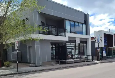 - 3878 pieds carrés divisible dans un immeuble venant d'être entièrement rénové - Superficie divisib...