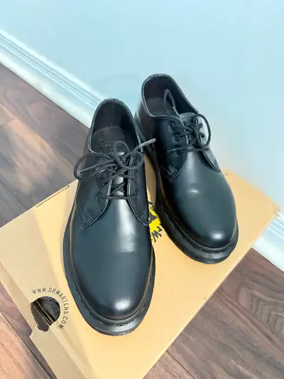 Women’s Black leather oxfords. Lace-up closure. Comes with original box. Only worn once. Size: US5,...